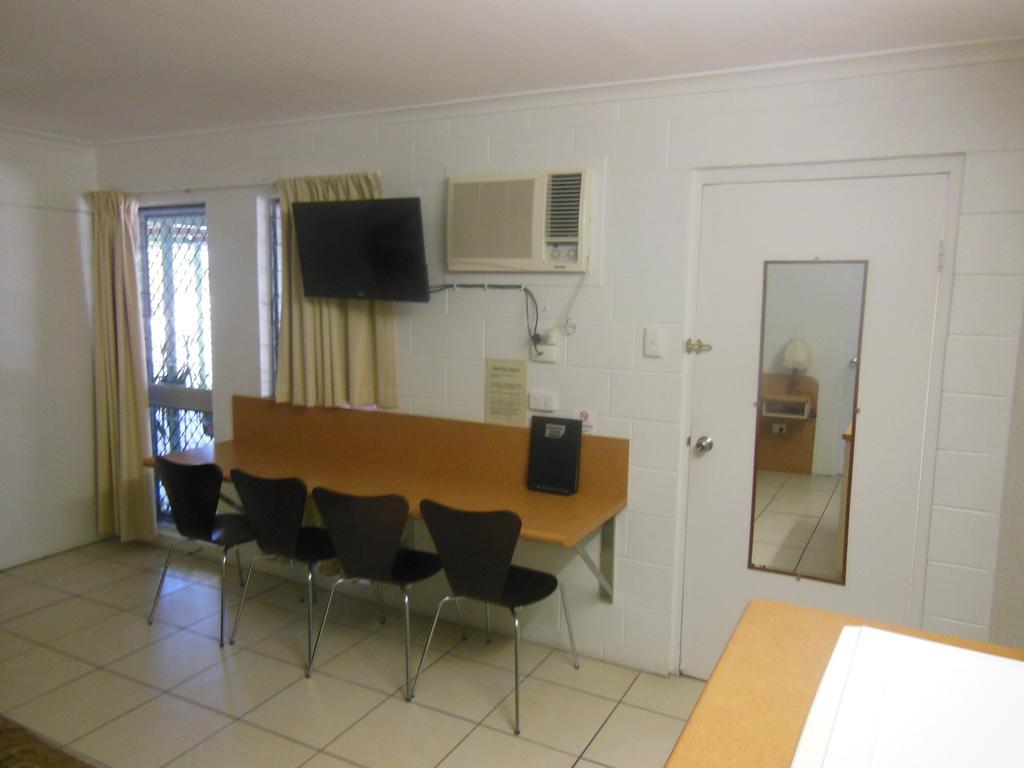 Country Road Motel Charters Towers Room photo