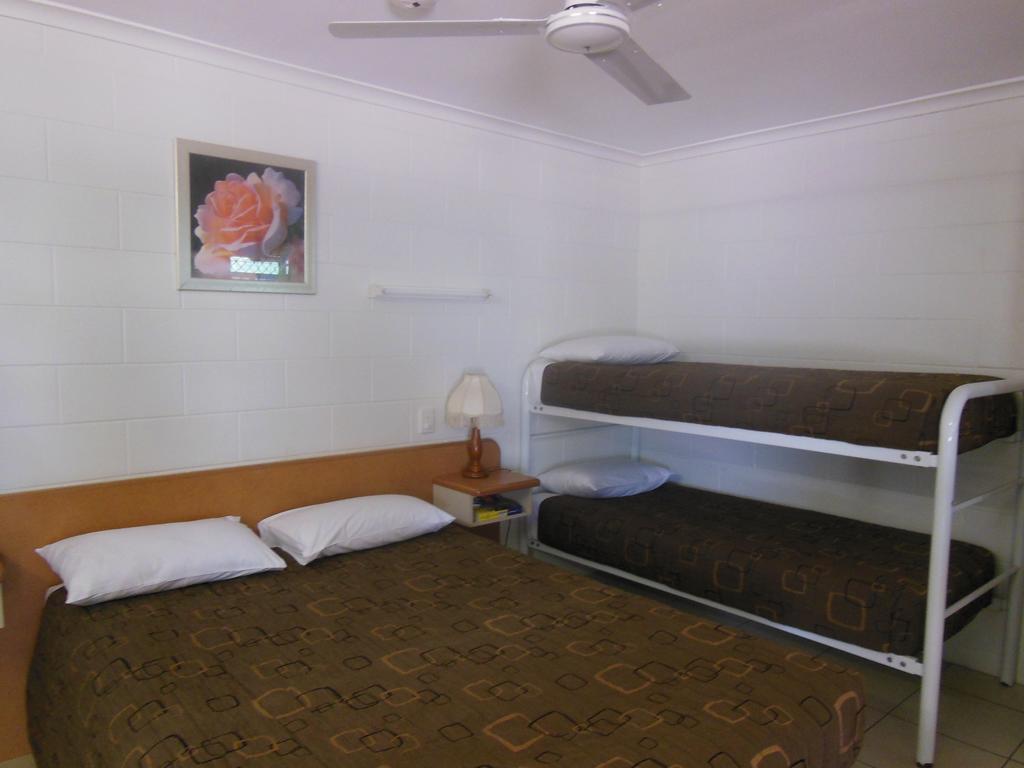 Country Road Motel Charters Towers Room photo