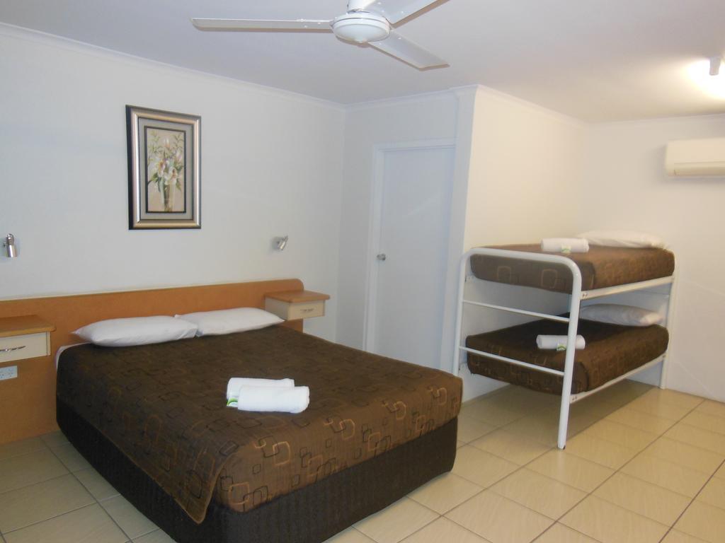 Country Road Motel Charters Towers Room photo