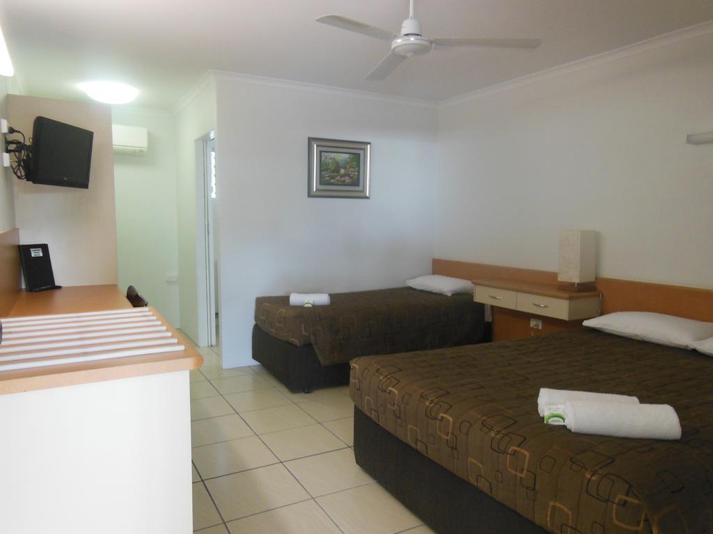 Country Road Motel Charters Towers Room photo