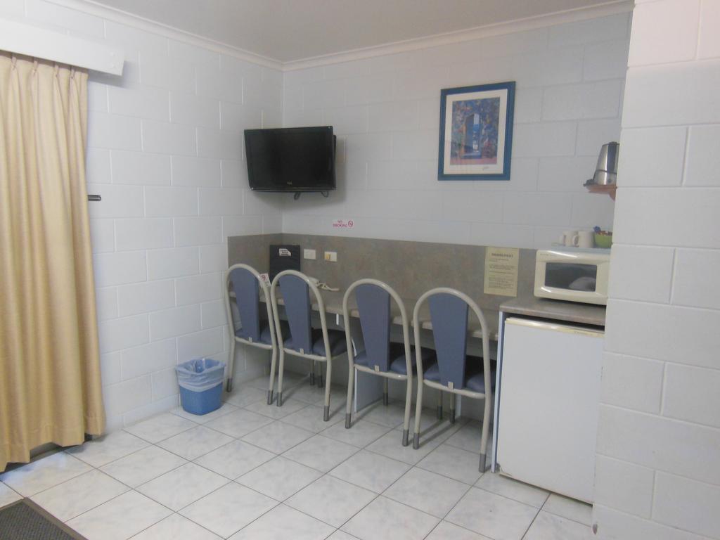 Country Road Motel Charters Towers Room photo