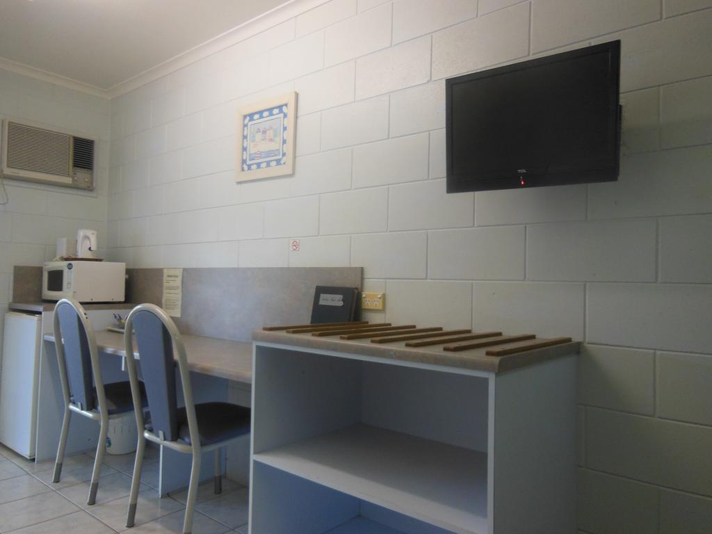 Country Road Motel Charters Towers Room photo