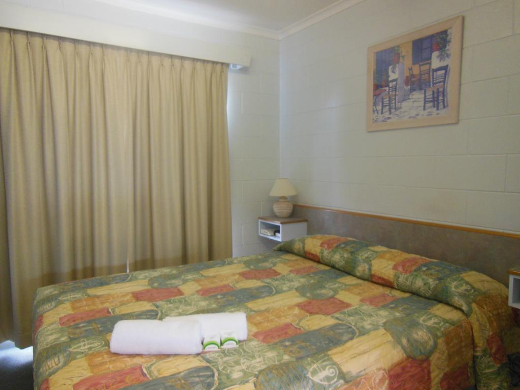 Country Road Motel Charters Towers Room photo